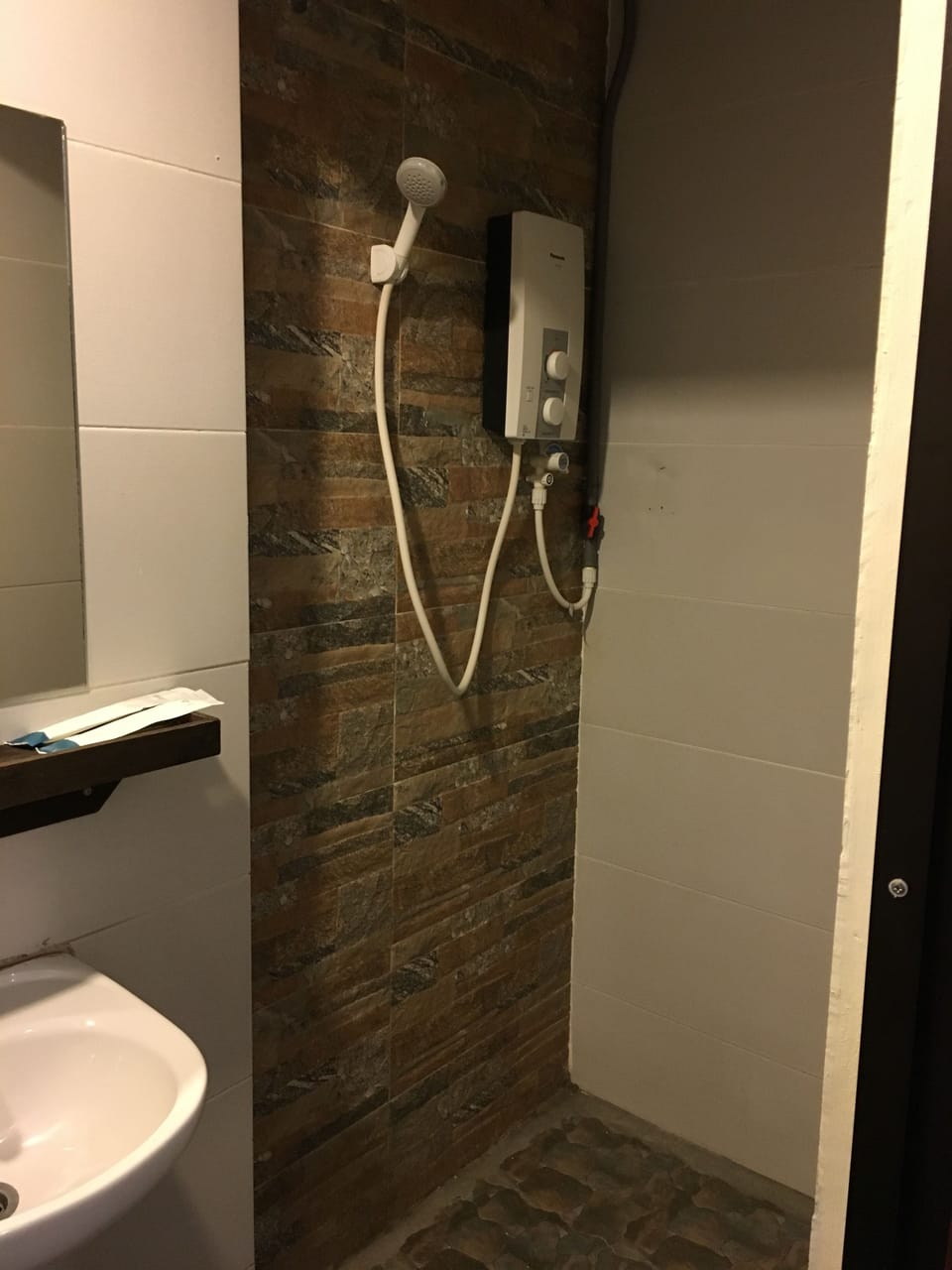 Shower, free toiletries, towels