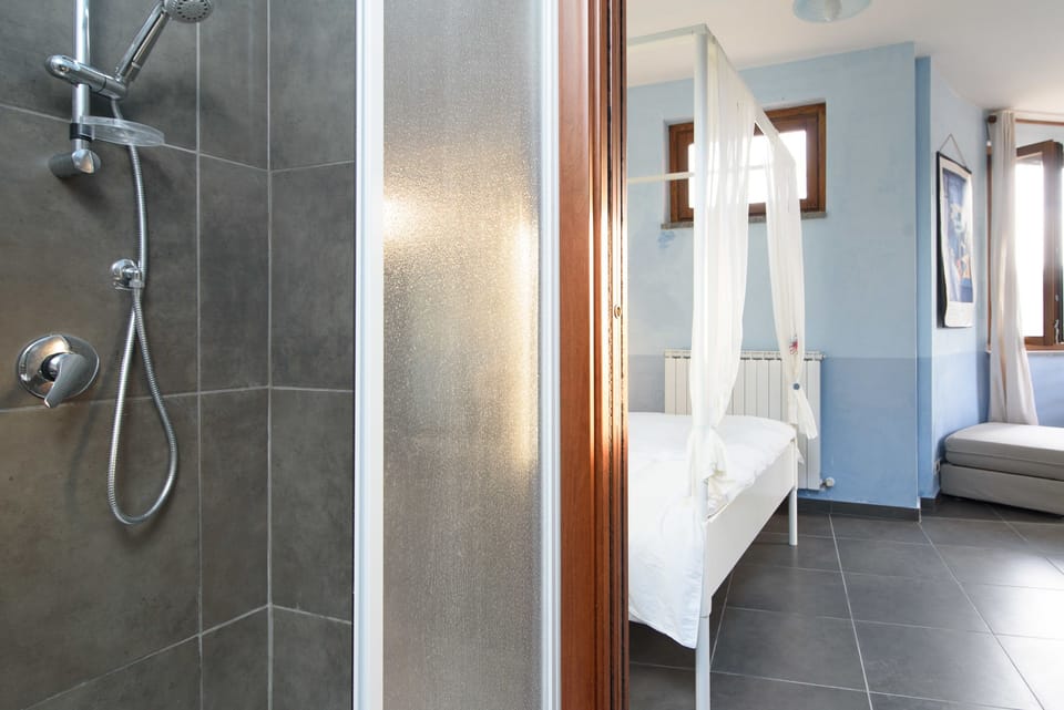 Deluxe Double or Twin Room, Pool View | Bathroom shower