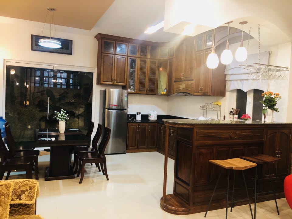 House, 4 Bedrooms, Non Smoking, City View | In-room dining