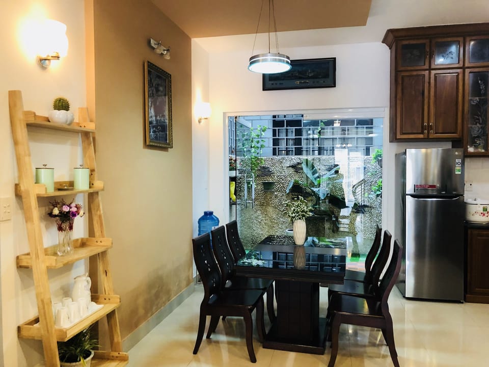 House, 4 Bedrooms, Non Smoking, City View | In-room dining