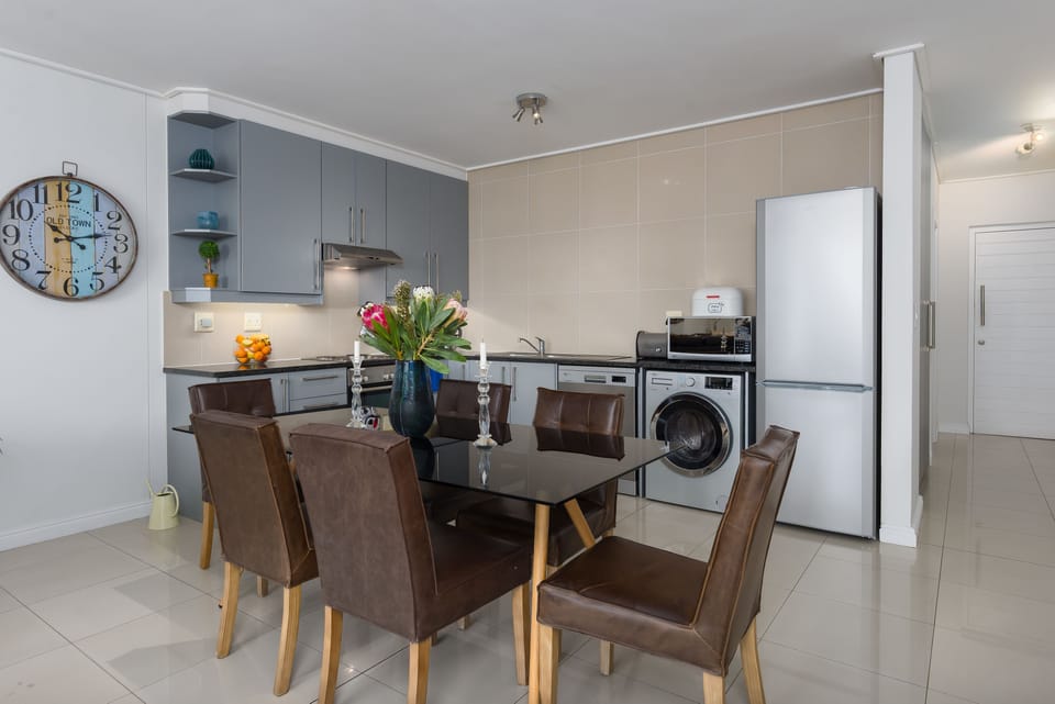 Comfort Condo, Balcony, City View | In-room dining