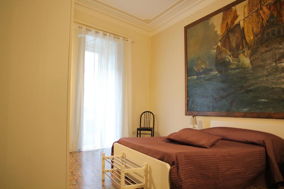 Desk, soundproofing, free WiFi, bed sheets