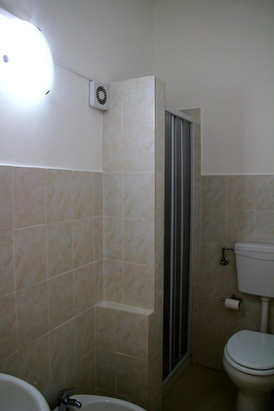 Shower, bidet, towels