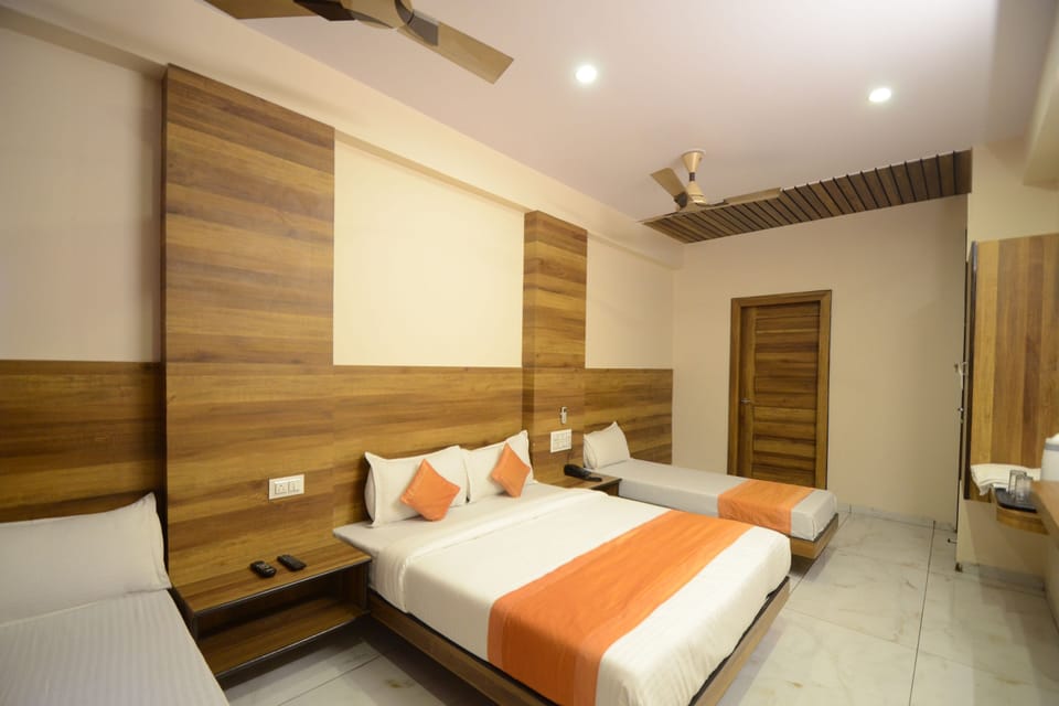 Family Studio Suite, 2 Queen Beds, Non Smoking | Iron/ironing board, free WiFi