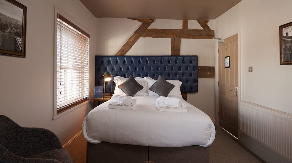 Double Room | In-room safe, desk, iron/ironing board, WiFi (free)