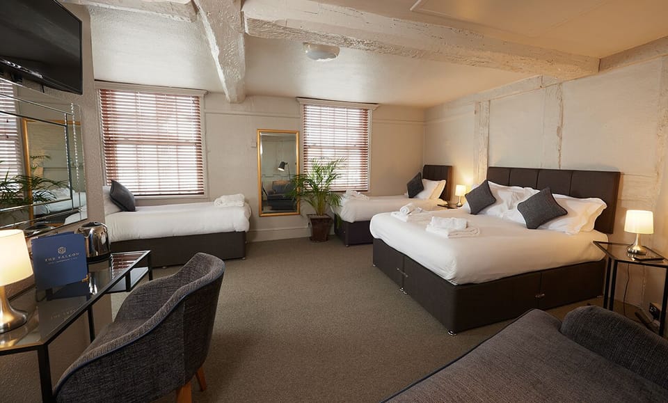 Family Quadruple Room | In-room safe, desk, iron/ironing board, WiFi (free)