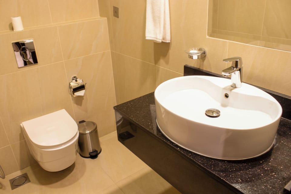 Shower, rainfall showerhead, free toiletries, hair dryer