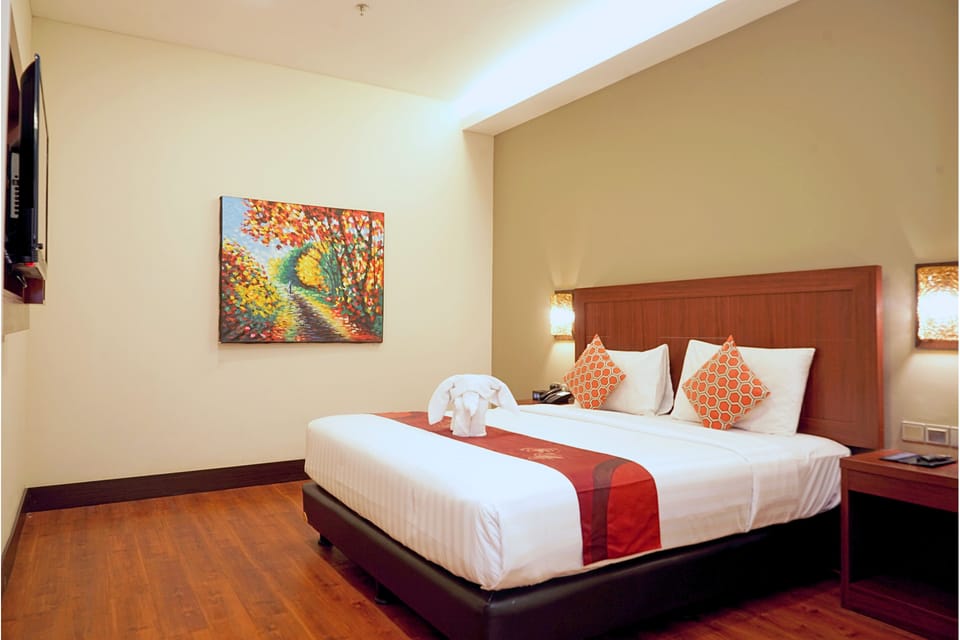 Executive Room, 1 Double Bed, Non Smoking, No Windows | In-room safe, desk, laptop workspace, iron/ironing board