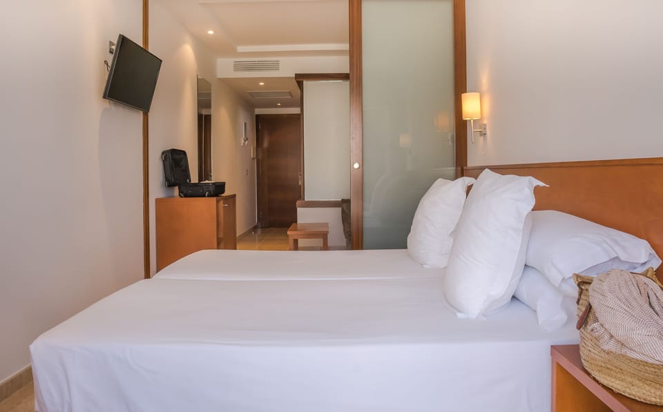 Superior Double Room | Premium bedding, in-room safe, desk, WiFi (free)