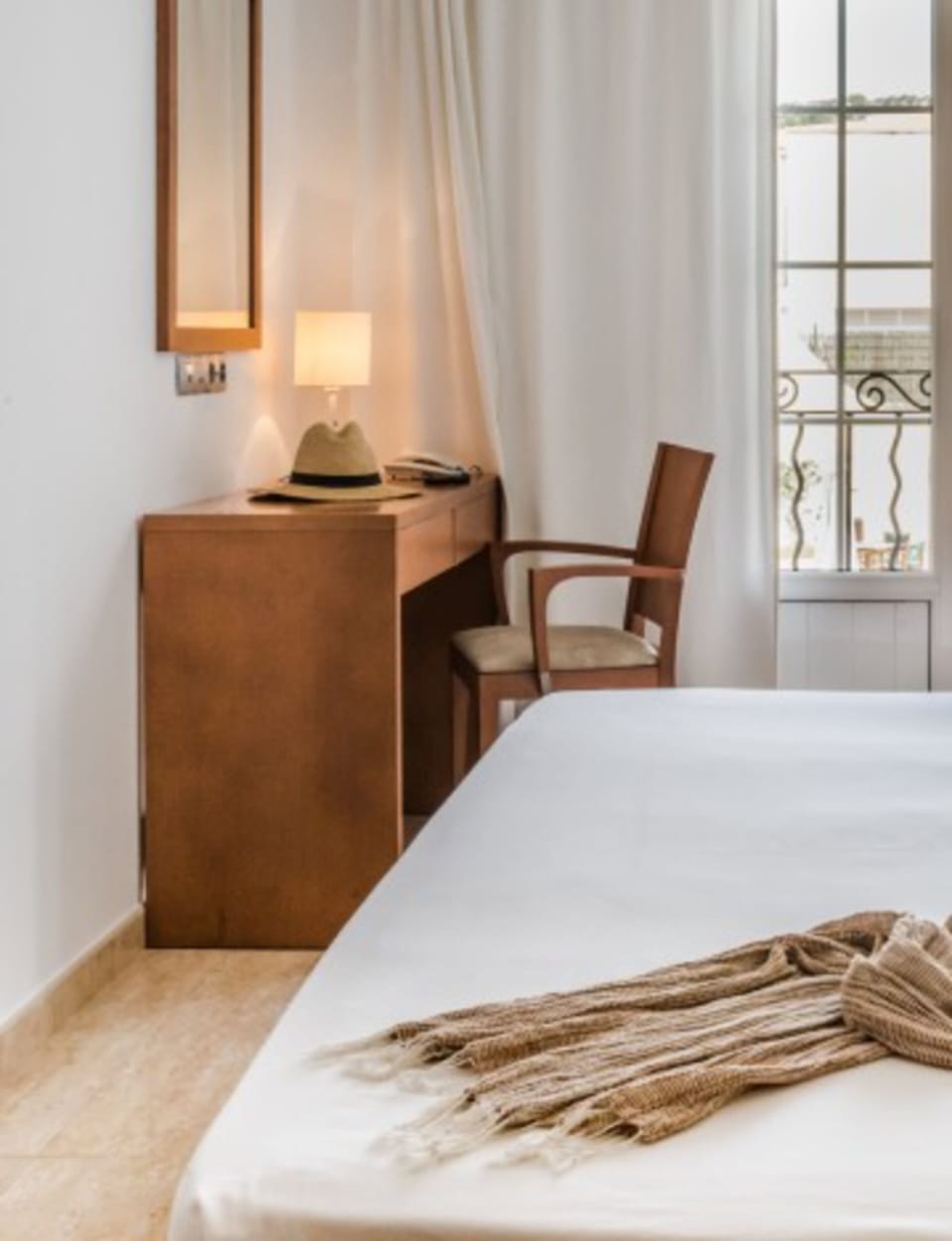 Single Room | Premium bedding, in-room safe, desk, WiFi (free)