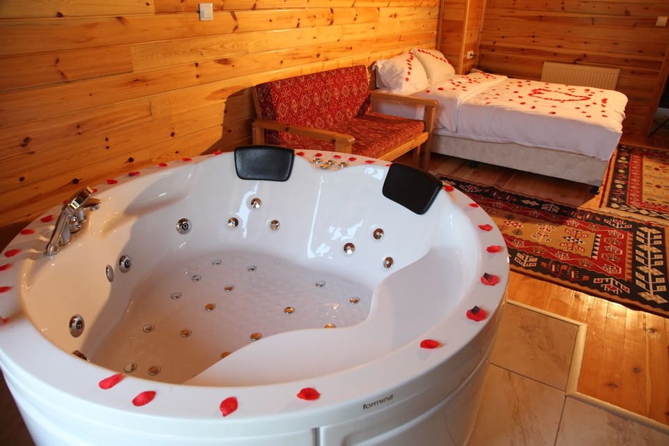 Suite, Jetted Tub | Minibar, desk, iron/ironing board (on request), bed sheets