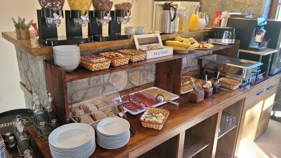 Daily continental breakfast (EUR 15 per person)