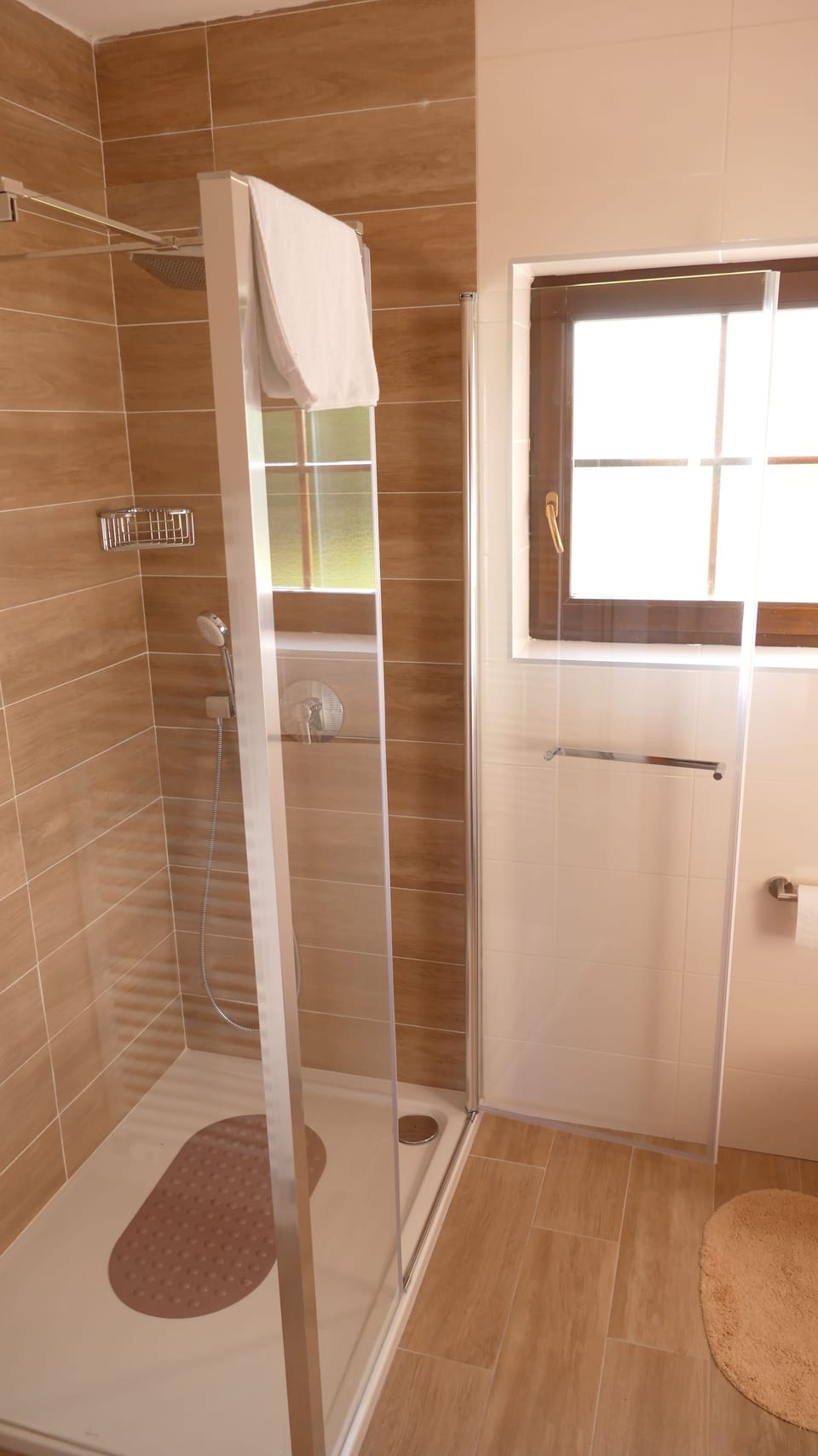 Deluxe Triple Room | Bathroom shower