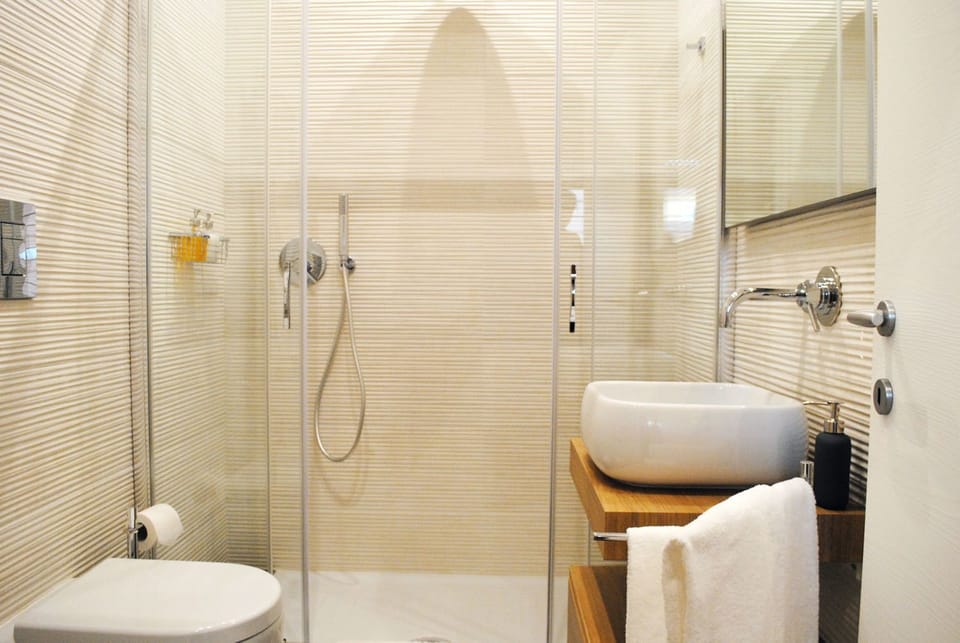 Comfort Triple Room | Bathroom | Shower, free toiletries, hair dryer, bidet