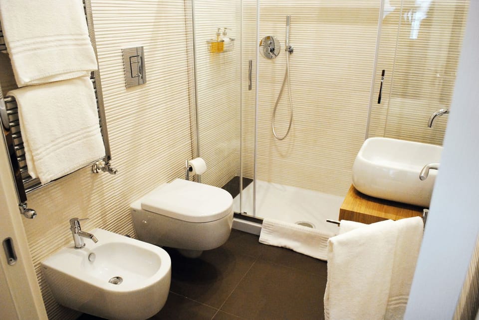 Comfort Triple Room | Bathroom | Shower, free toiletries, hair dryer, bidet