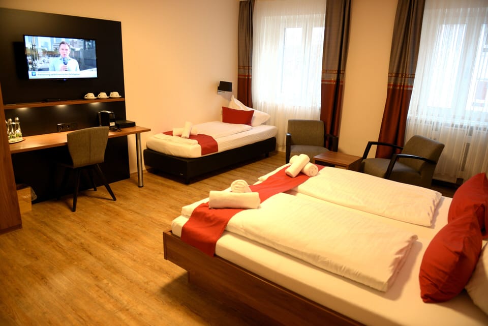 Triple Room | In-room safe, desk, rollaway beds (surcharge), WiFi (free)