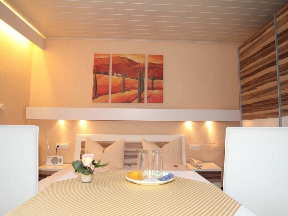 Double Room | Desk, free cribs/infant beds, rollaway beds, free WiFi