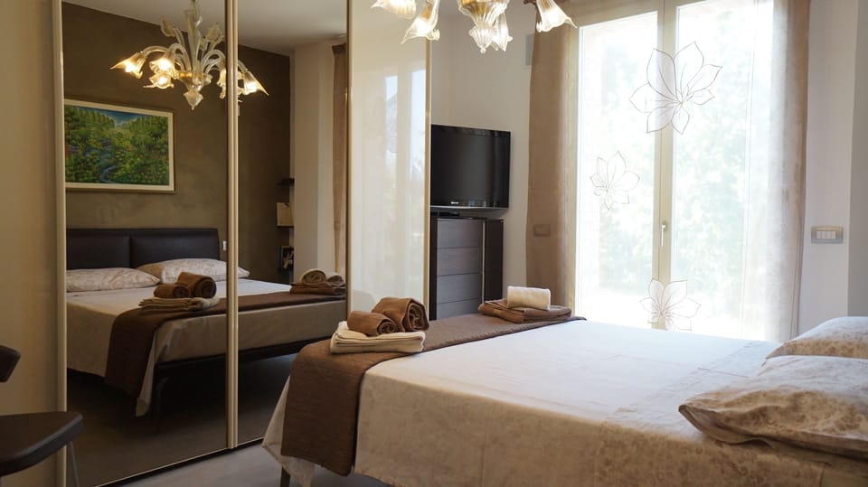 Double Room, Private Bathroom | 1 bedroom, desk, soundproofing, rollaway beds