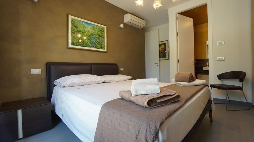 Double Room, Private Bathroom | 1 bedroom, desk, soundproofing, rollaway beds