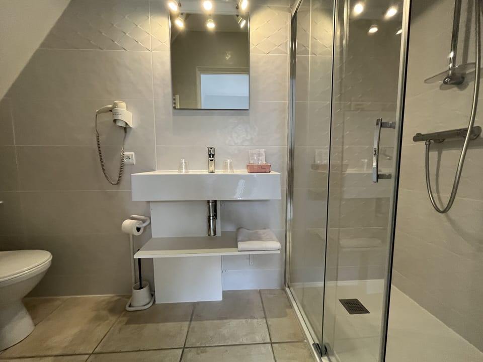 Superior Double Room | Bathroom | Free toiletries, hair dryer, towels