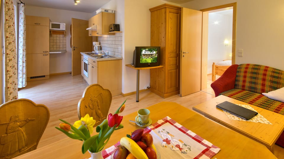 Deluxe Apartment, 1 King Bed | Living room | Flat-screen TV