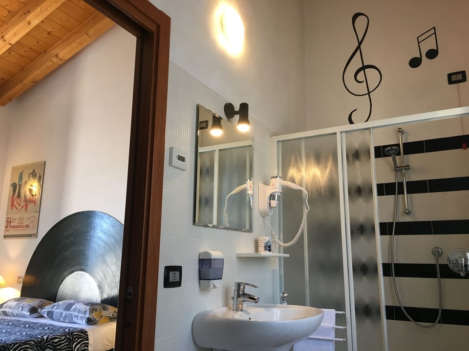 Double or Twin Room (Music) | Bathroom | Shower, free toiletries, hair dryer, bidet