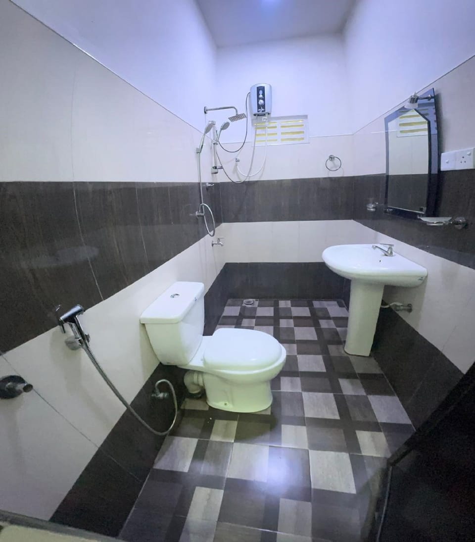 Shower, free toiletries, hair dryer, bidet