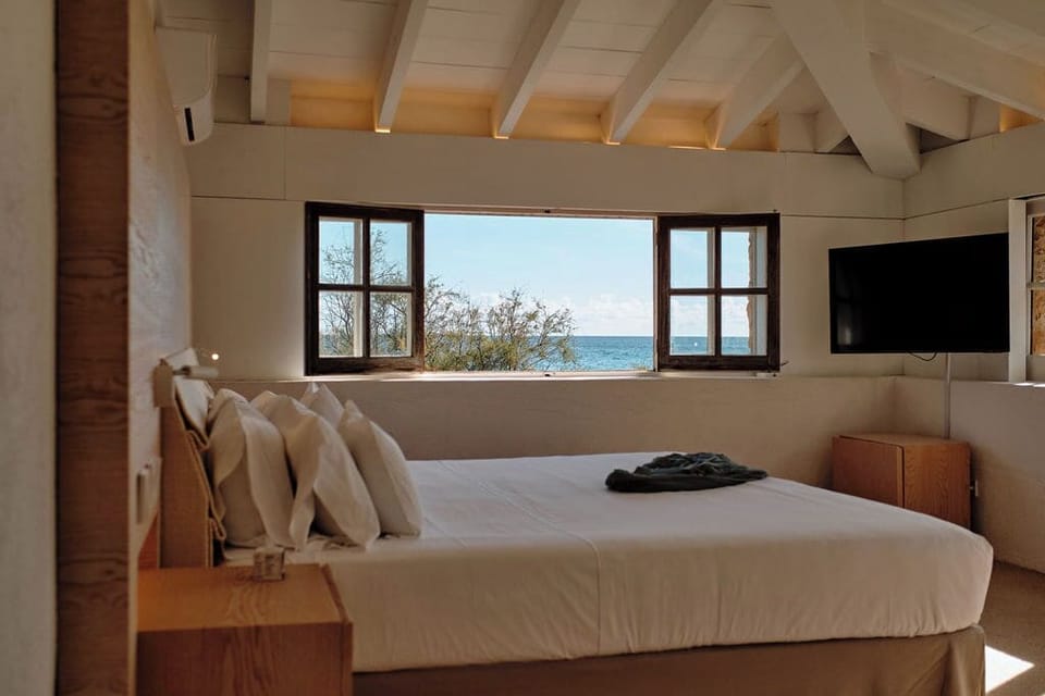 Superior Suite, Ocean View (with Chill Out) | Minibar, in-room safe, individually decorated, individually furnished