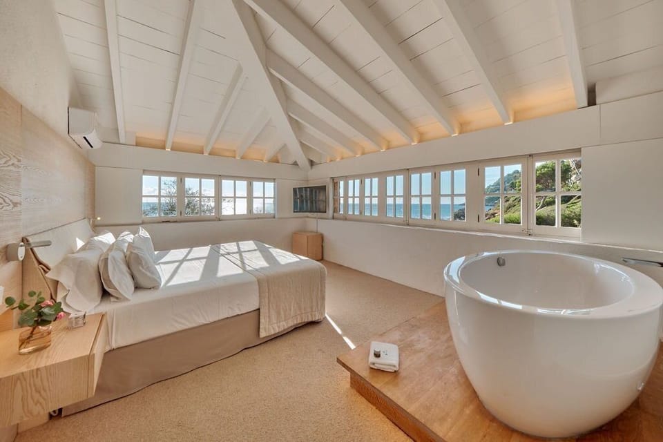 Superior Suite, Ocean View (with Chill Out) | Minibar, in-room safe, individually decorated, individually furnished