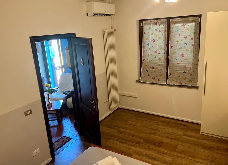 Room (Room 01) | Desk, WiFi (free), bed sheets