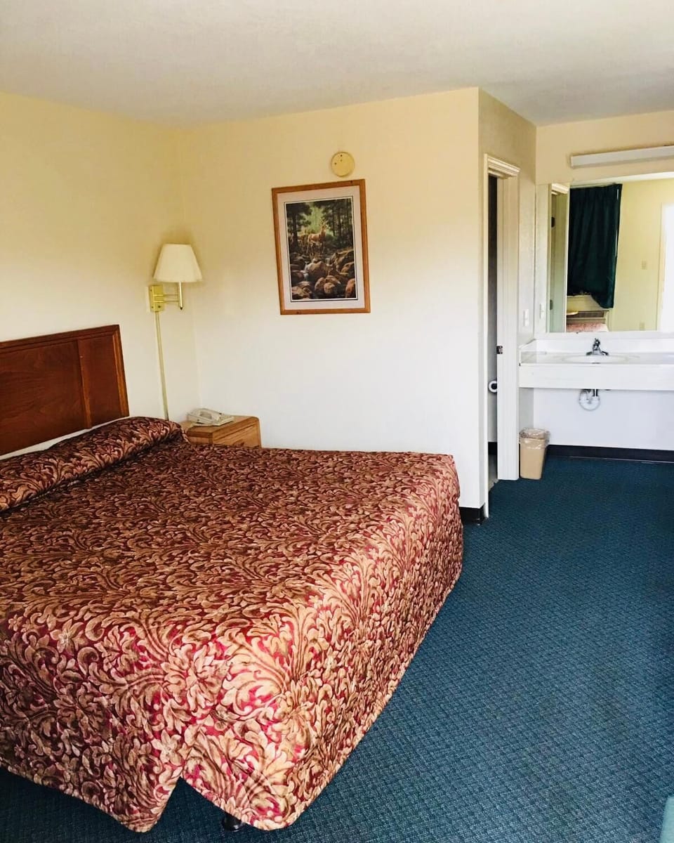 Desk, free WiFi, bed sheets