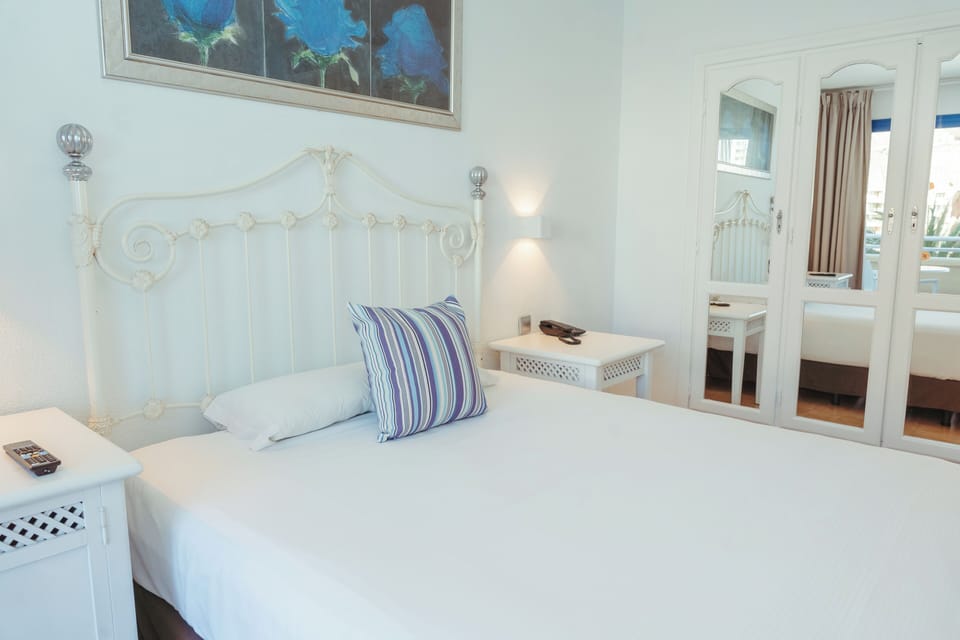 In-room safe, cribs (free), WiFi (free), bed sheets