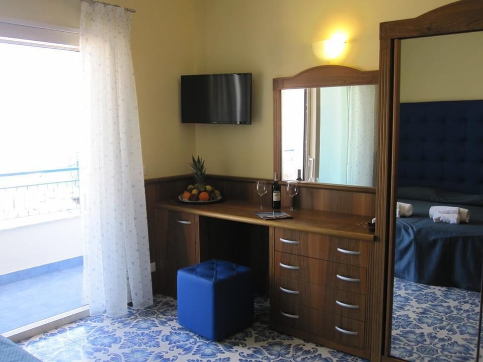 Cribs/infant beds