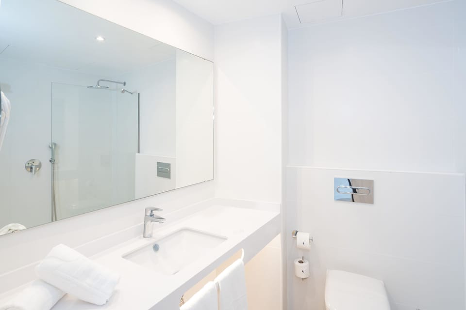 Superior Double Room, Balcony, Sea View | Bathroom | Shower, free toiletries, hair dryer, towels
