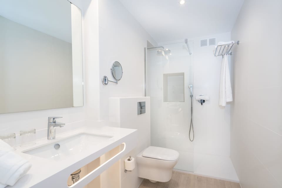 Junior Suite, Balcony, Sea View | Bathroom | Shower, free toiletries, hair dryer, towels