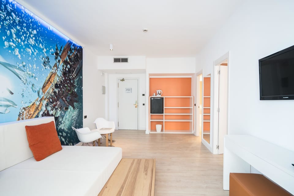 Junior Suite, Balcony | In-room safe, WiFi (free), bed sheets