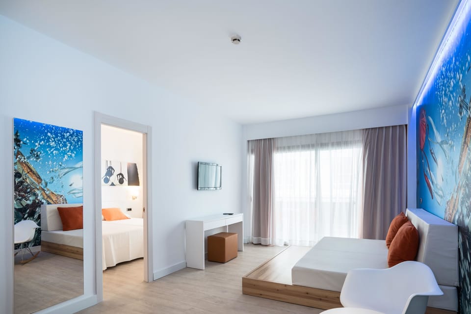 Junior Suite, Balcony | In-room safe, WiFi (free), bed sheets