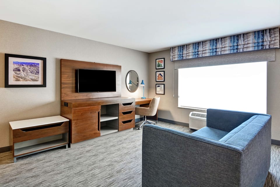 Room | Living area | 37-inch flat-screen TV with cable channels, TV
