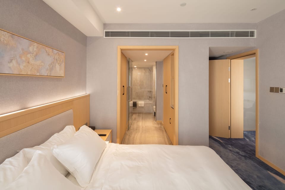 Executive Suite | Minibar, in-room safe, desk, blackout drapes