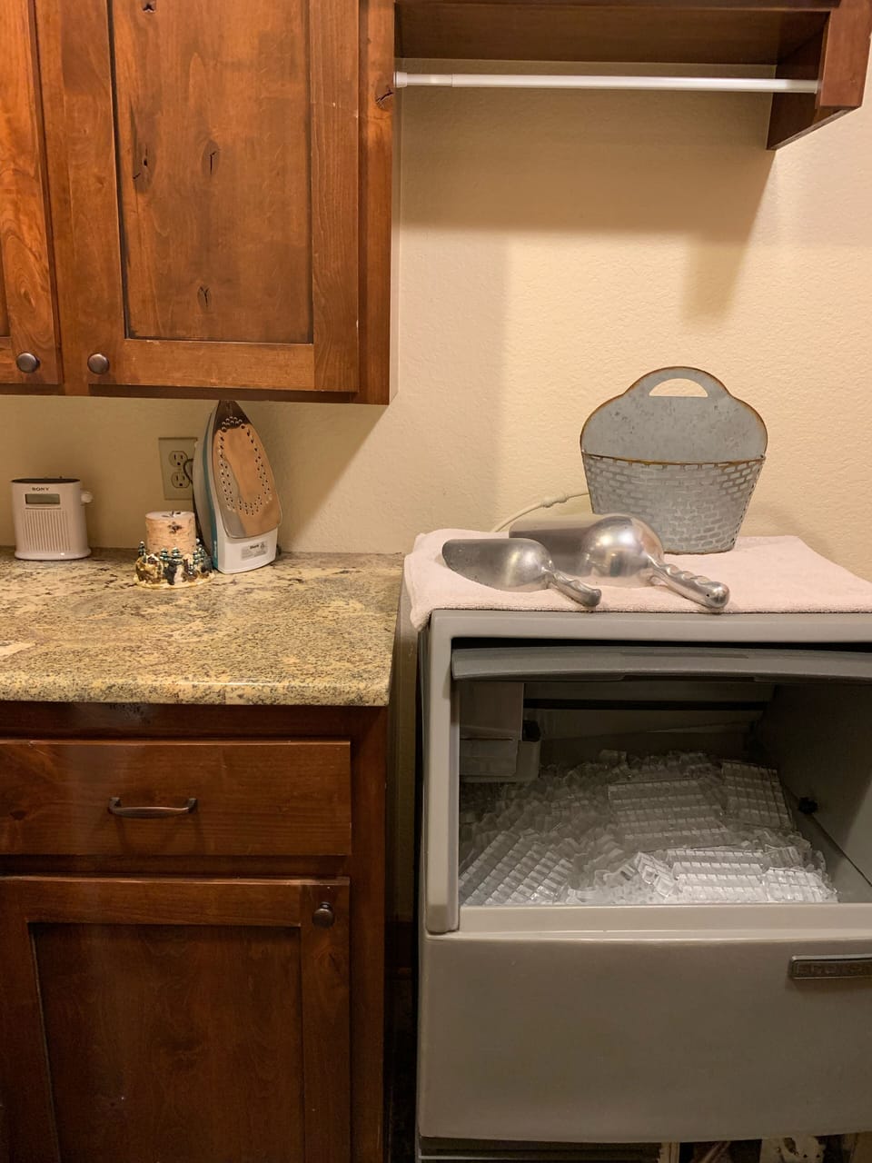 Commercial ice maker 
