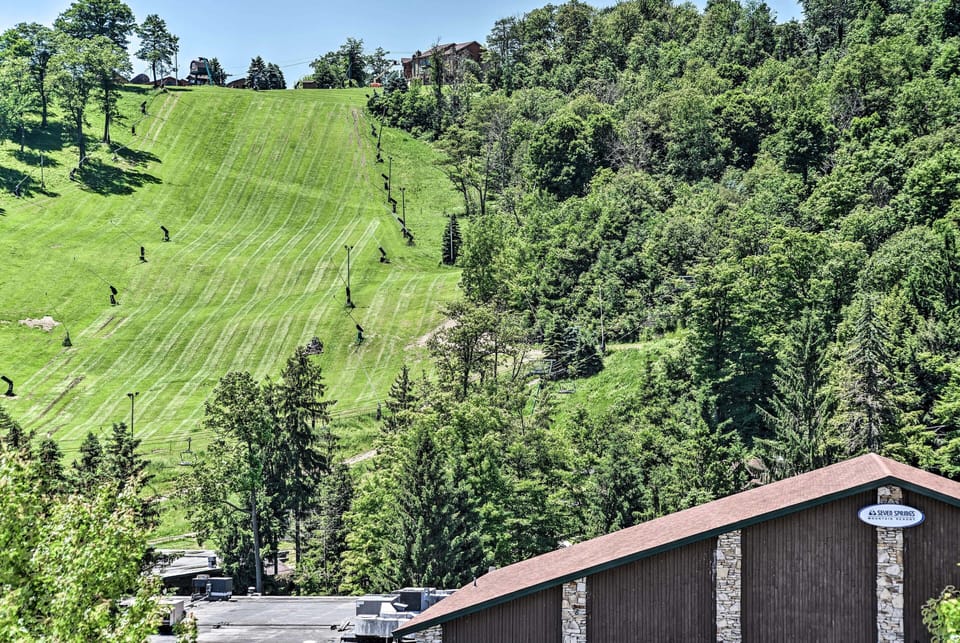 Community Amenities | Seasonal Outdoor Pool & Hot Tub | 3-Story Townhome