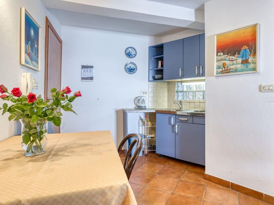 Interior Design, Flooring, Furniture, Floor, Room, Table, Apartment, Kitchen & Dining Room Table, Ceiling, Dining Room
