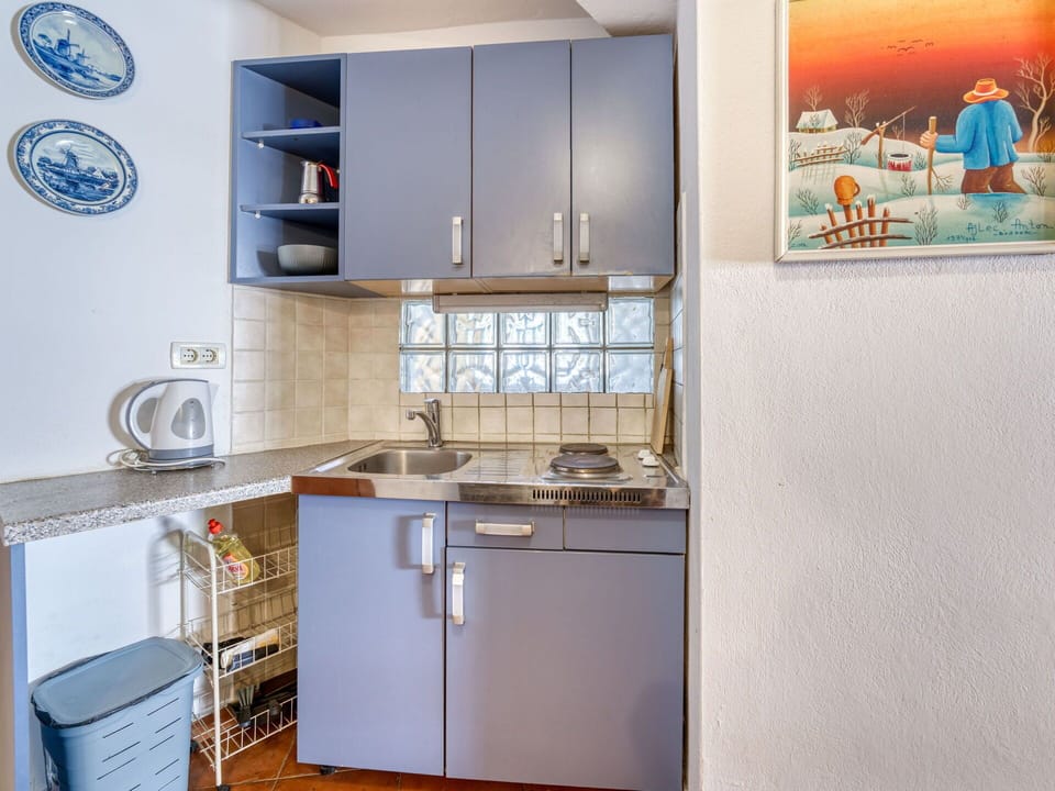 Major Appliance, Kitchen, Kitchen Appliance, Interior Design, Countertop, Furniture, Room, Floor, Flooring, Cabinetry