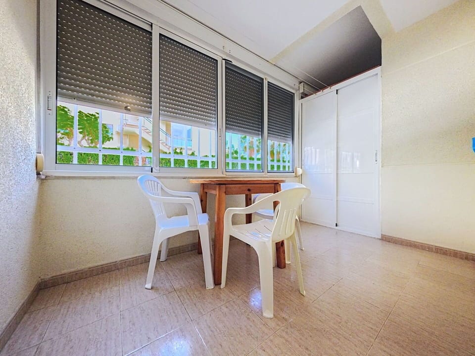 Flooring, Floor, Window Covering, Window Blind, Shade, Daylighting, Window Treatment, Balcony, Aluminium