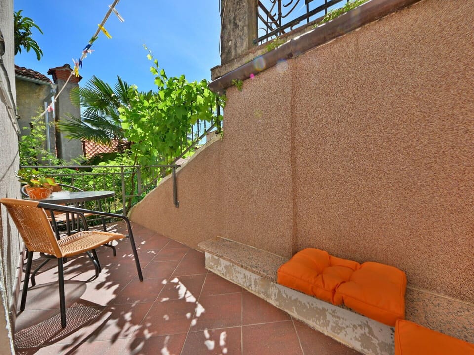 Property, Wall, Real Estate, Building, House, Orange, Room, Architecture, Balcony, Apartment