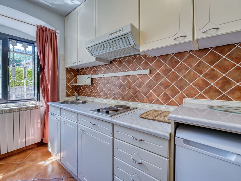 Kitchen, Major Appliance, Kitchen Appliance, Countertop, Kitchen Stove, Flooring, Kitchen Sink, Gas Stove, Interior Design, Stove