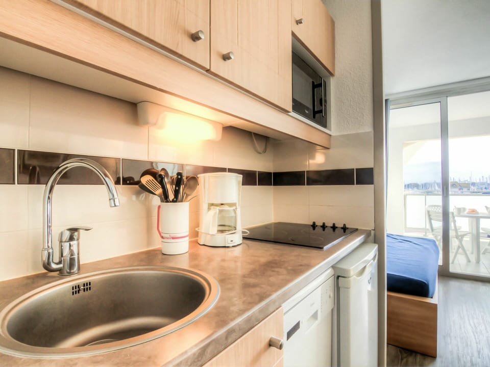 Kitchen Sink, Cabinetry, Countertop, Sink, Property, Tap, Plumbing Fixture, Kitchen, Building, Lighting