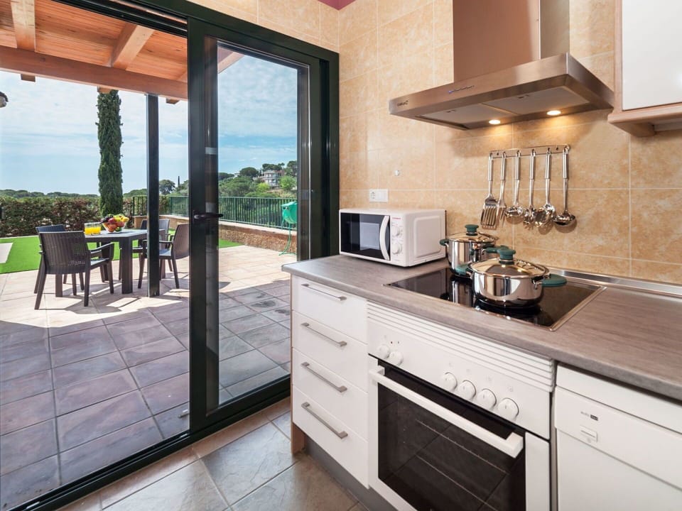 Countertop, Property, Room, Kitchen, Cabinetry, Furniture, Building, House, Home, Interior Design