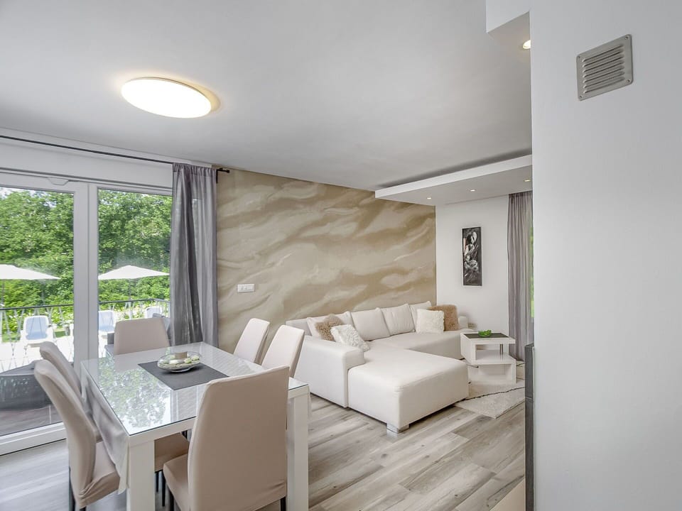 Property, Table, Furniture, Building, Couch, Wood, Interior Design, Chair, Comfort, Shade