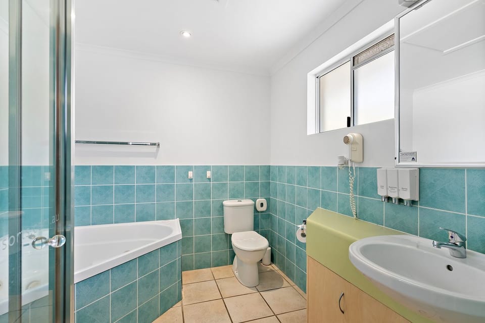Standard Studio Suite, 1 Queen Bed, Jetted Tub | Bathroom | Free toiletries, hair dryer, towels